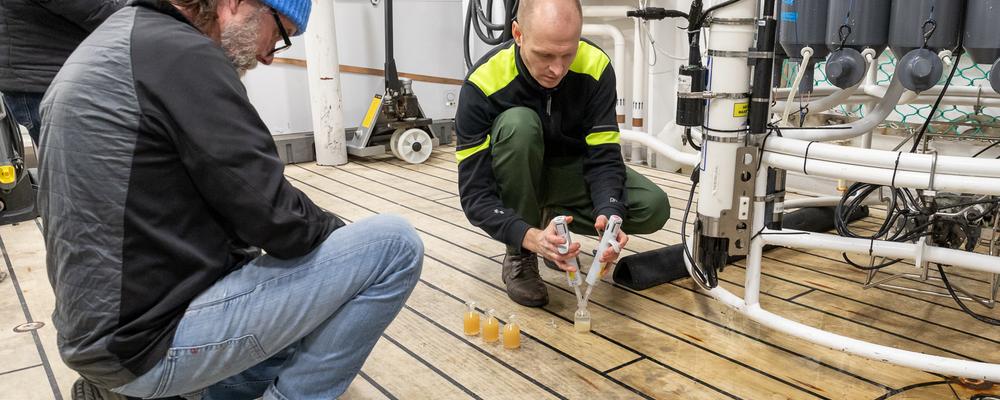 Bild på två deltagare från workshop när de håller på med en CTD.