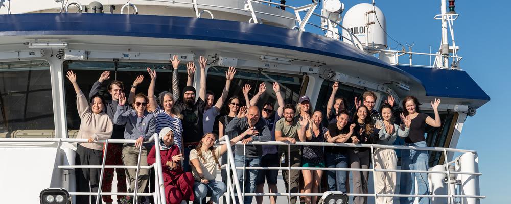 Bild på samtliga deltagare från forskningsresan ombord Svea